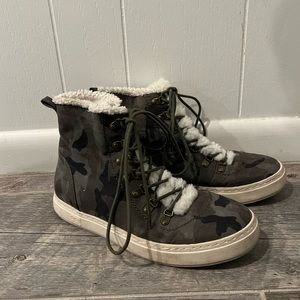 Billabong Women's "Take A Hike" Camo Sherpa Lined Hi-top Shoes